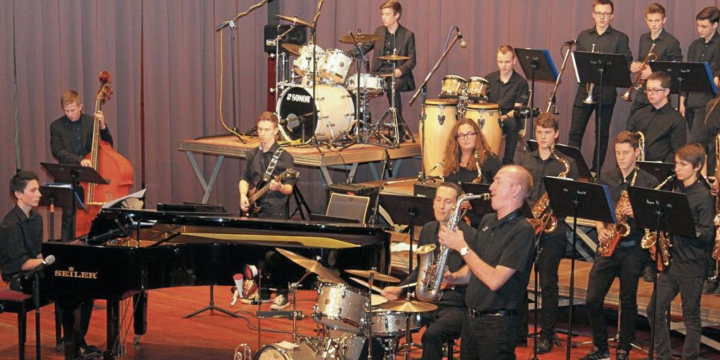 PLOCHINGEN:  Beim Jazzkonzert in der Stadthalle harmonieren die Profis von Echoes of Swing mit Nachwuchsmusikern: Ohne Staub und Routine
