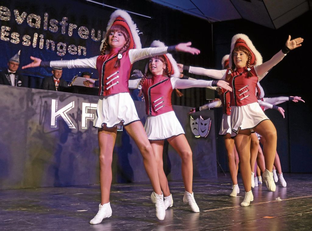 ES-TV bei der Prunksitzung in der Osterfeldhalle: Narren lassen die Puppen tanzen