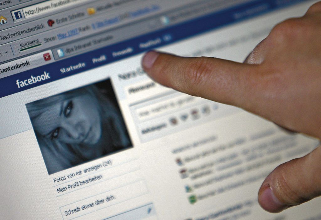 Peinliche Fotos auf Facebook lieber vermeiden: Etikette im Netz