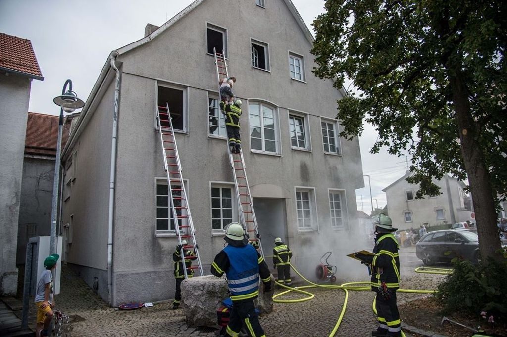 BALTMANNSWEILER: Feuerwehr nutzt das Gebäude vor dem Abbruch für seine Hauptübung - Viele interessierte Zuschauer: Dichter Qualm dringt aus dem Rathaus