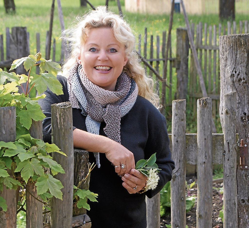 OBERBOIHINGEN:  Petra Durst-Benning stellt ihren neuen Roman „Die Blütensammlerin“ vor: Auf Kochsafari wird für den Topf ein Deckel gesucht