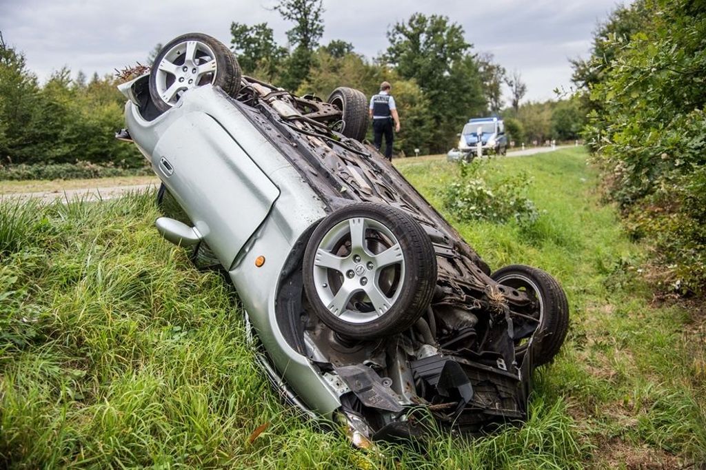 23-Jähriger verliert Kontrolle über Fahrzeug: Nach Schleuderfahrt überschlagen