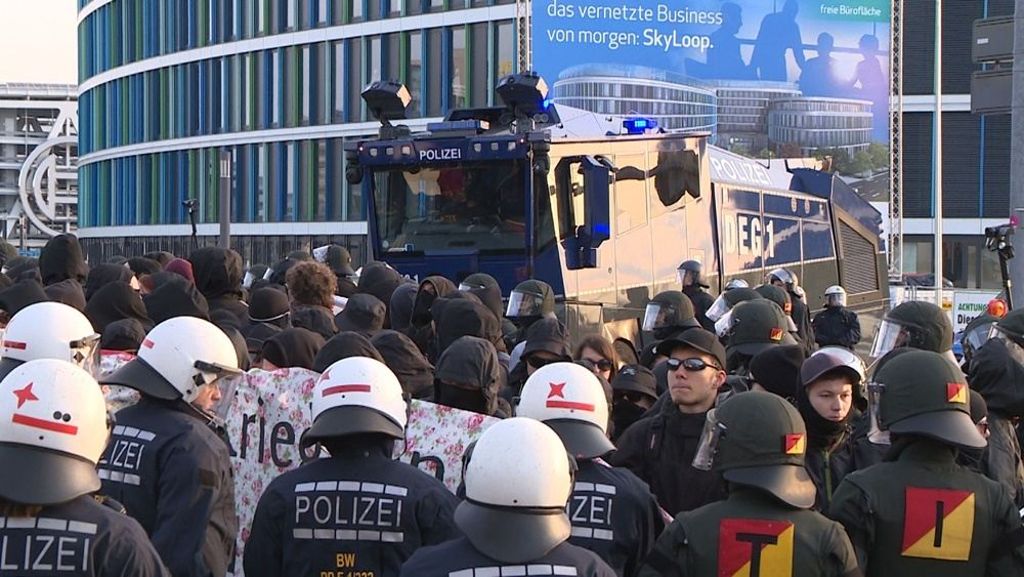 Der AfD-Bundesparteitag an der Stuttgarter Messe löst einen massiven Polizeieinsatz aus. Hunderte Störer versuchen, die Veranstaltung zu blockieren und werden festgesetzt. Dann entspannt sich die Lage.: Anti-AfD-Proteste: Polizei setzt Hunderte fest