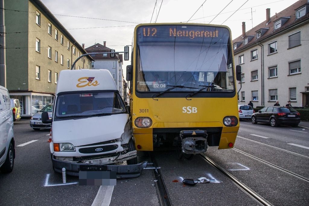 Zehntausend Euro Schaden - Keine Verletzten: Stadtbahn gegen Transporter