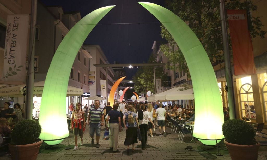 Lichtinstallationen verschönern Esslingen: Belebte Innenstadt bei „ES funkelt“