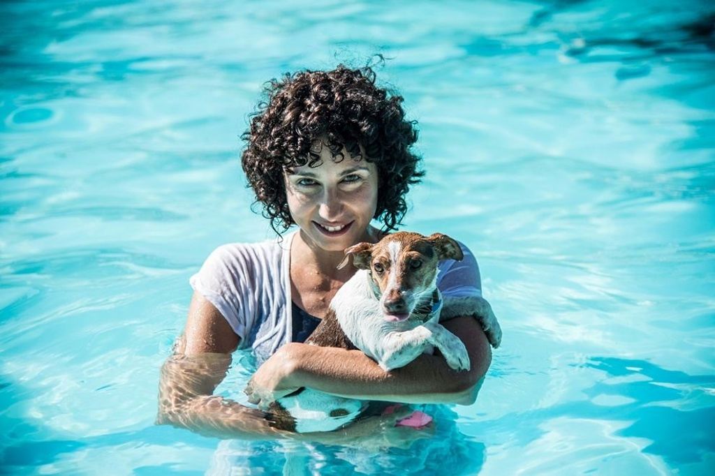 Fotostrecke mit Hund, Mann und Maus beim Planschen im Freibad: Hundebadetag in Korb
