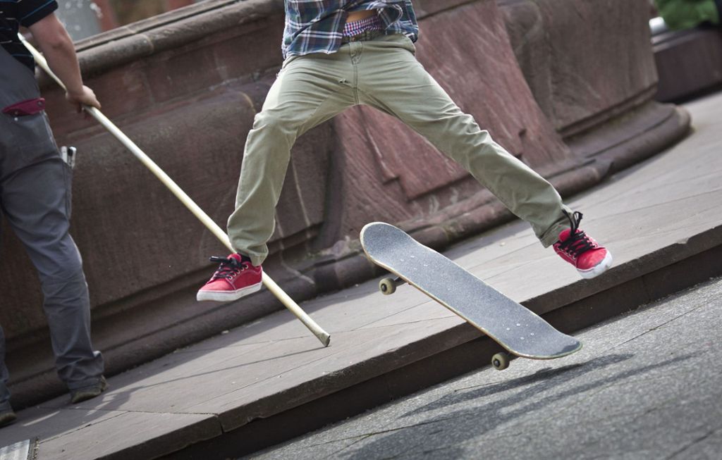 12-Jähriger schlägt 13-Jährigen mit Skateboard gegen den Kopf