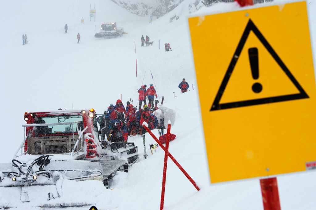 Die Lawinendienste in den Alpen warnen: Mann durch Lawine getötet