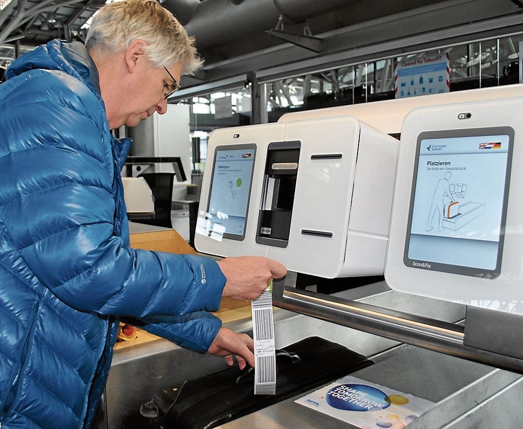 Am Stuttgarter Flughafen können Passagiere ihre Koffer jetzt am Automaten selbst einchecken: Kürzere Wartezeiten für Fluggäste