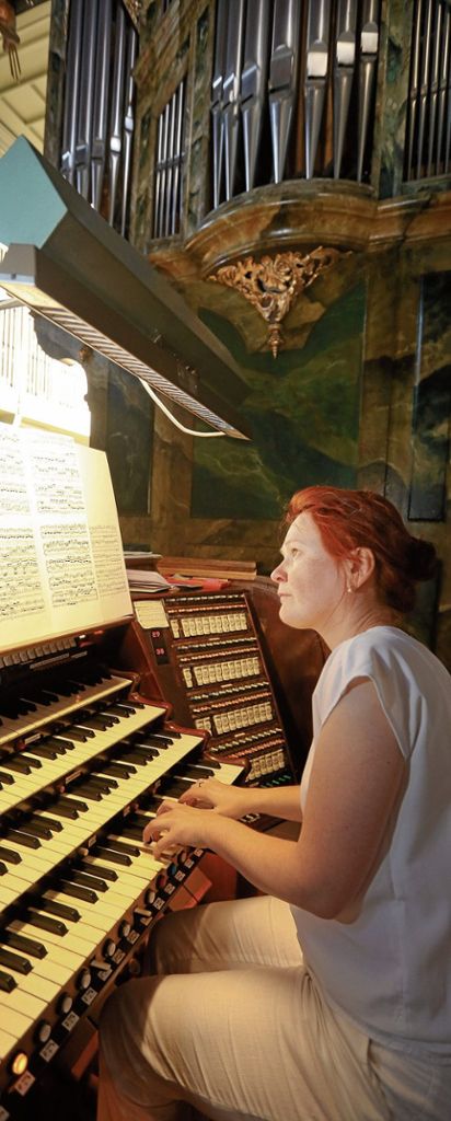 ESSLINGEN:  Die russische Organistin Natalia Ryabkova läutet in der Stadtkirche den Esslinger Orgelsommer ein: Große Souveränität trotz Panne