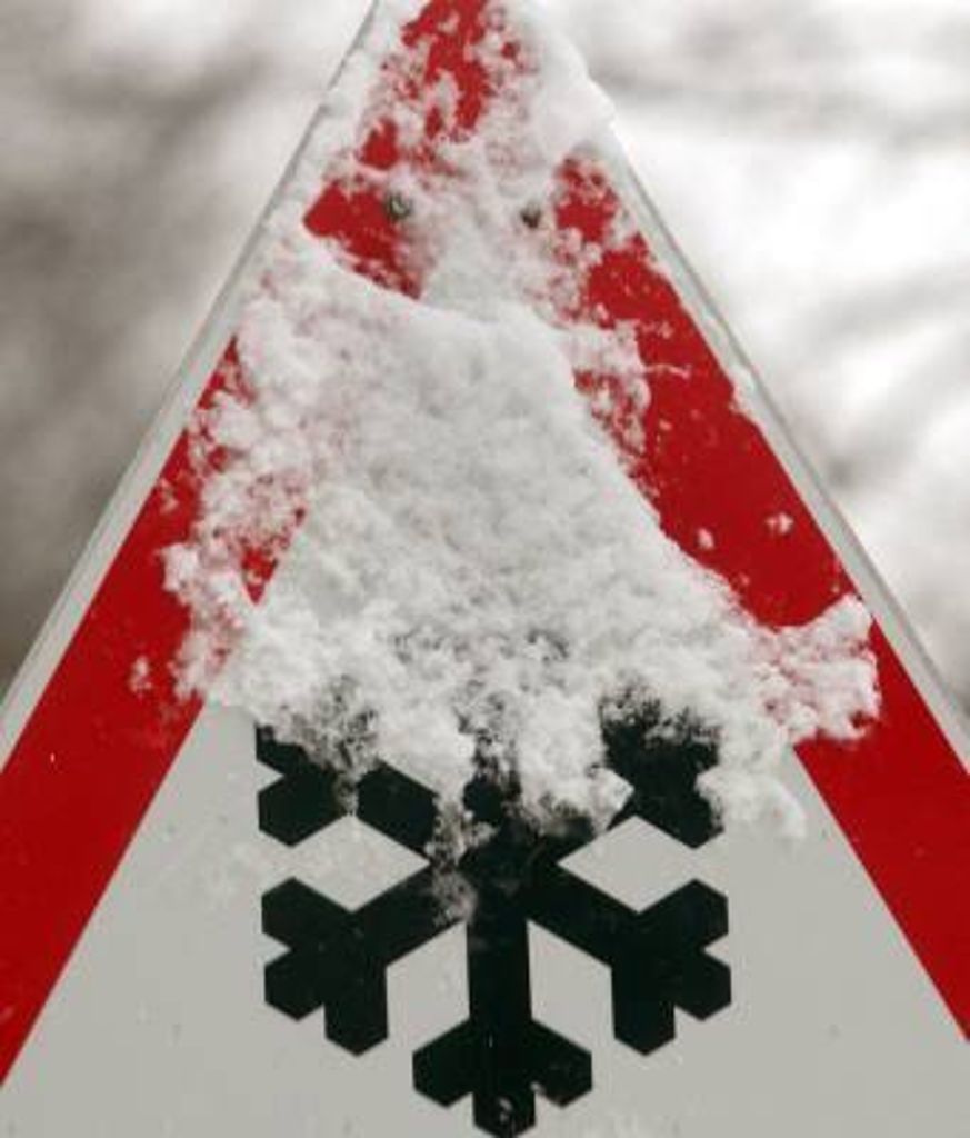 Glätte und Kälte auch am Montag: Viel Schnee, viele Unfälle
