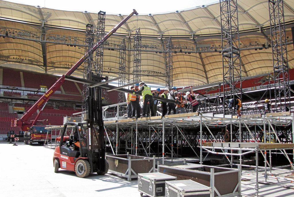 400 Quadratmeter Bühnenfläche für Udo Lindenberg und seine Band: Panische Zeiten in der Mercedes-Benz-Arena