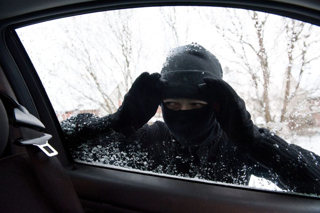 Unbekannte beschädigen Autos in Ostfildern: Mit Steinen Autofenster eingeworfen