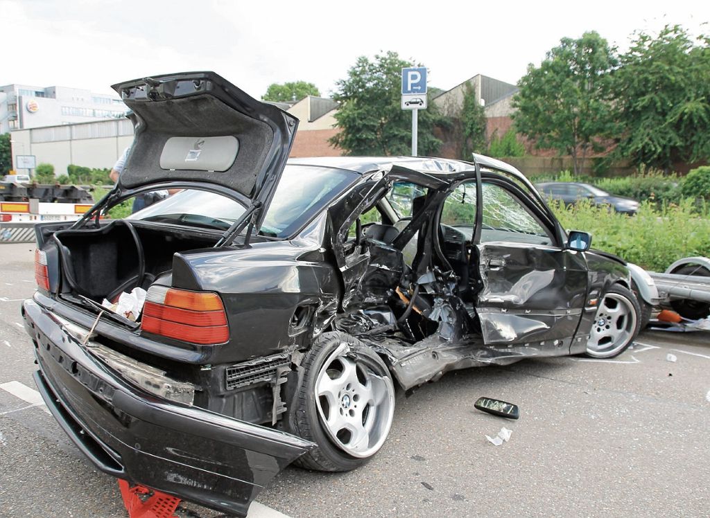 20-Jähriger verliert die Kontrolle über sein Fahrzeug und prallt gegen parkendes Auto: Fahrer bei Unfall in Stuttgart schwer verletzt