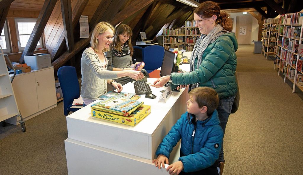 KöNGEN:  Kooperation mit der Hochschule für Medien beim Qualitätsmanagement - Neue Theke und barrierefreier Eingang: Bücherei stellt Abläufe auf den Prüfstand