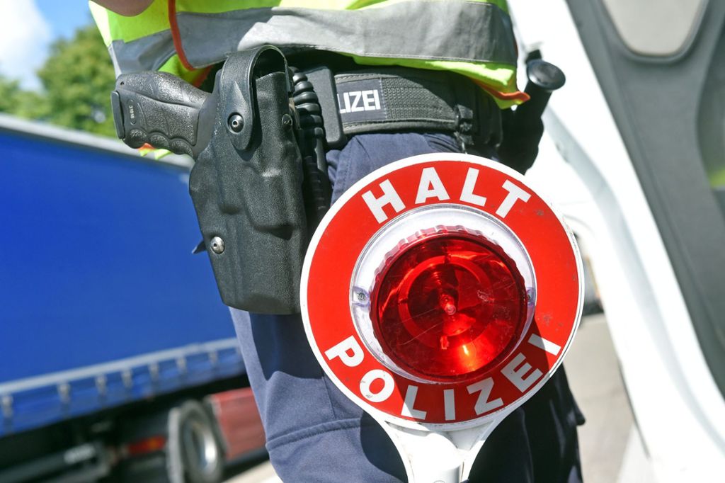 Wohnmobil rutscht gegen Polizeifahrzeug in Bissingen