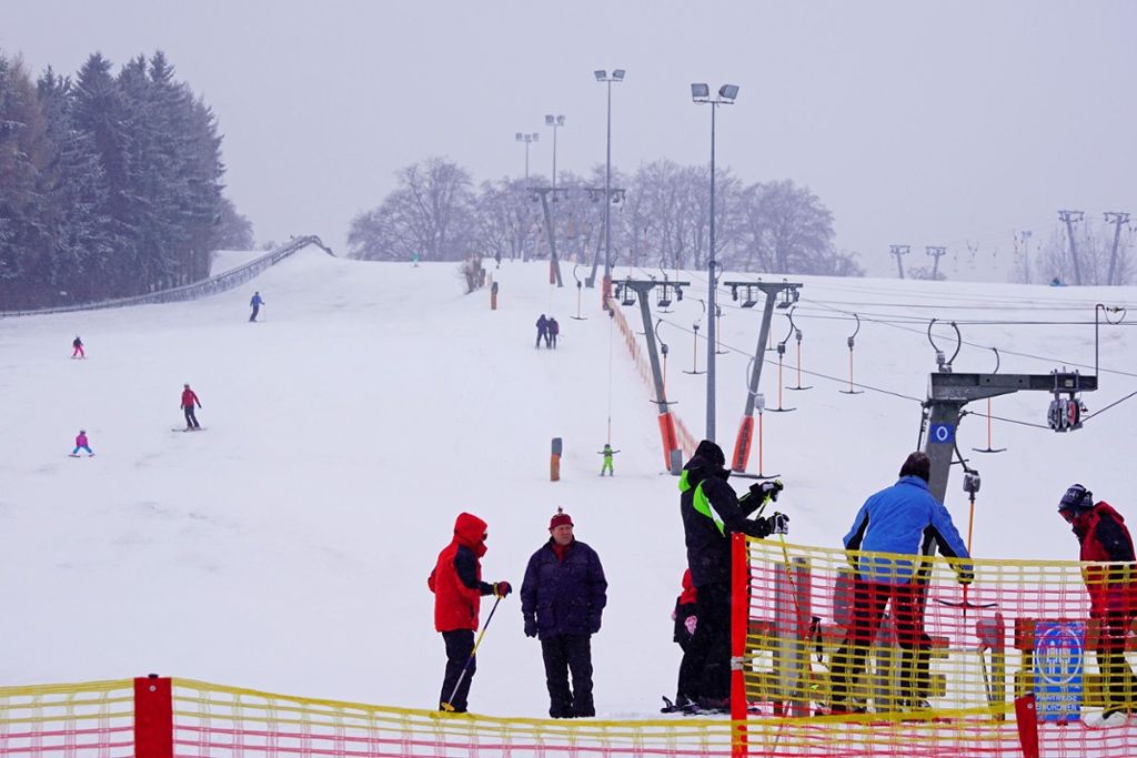 Viele Skilifte auf der Schwäbischen Alb laufen: Leere Bügel trotz Schnee und Kälte
