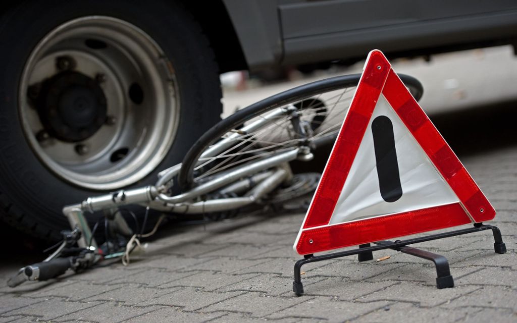 Fahrradfahrer von Auto erfasst: Unfallzeugen in Plochingen gesucht