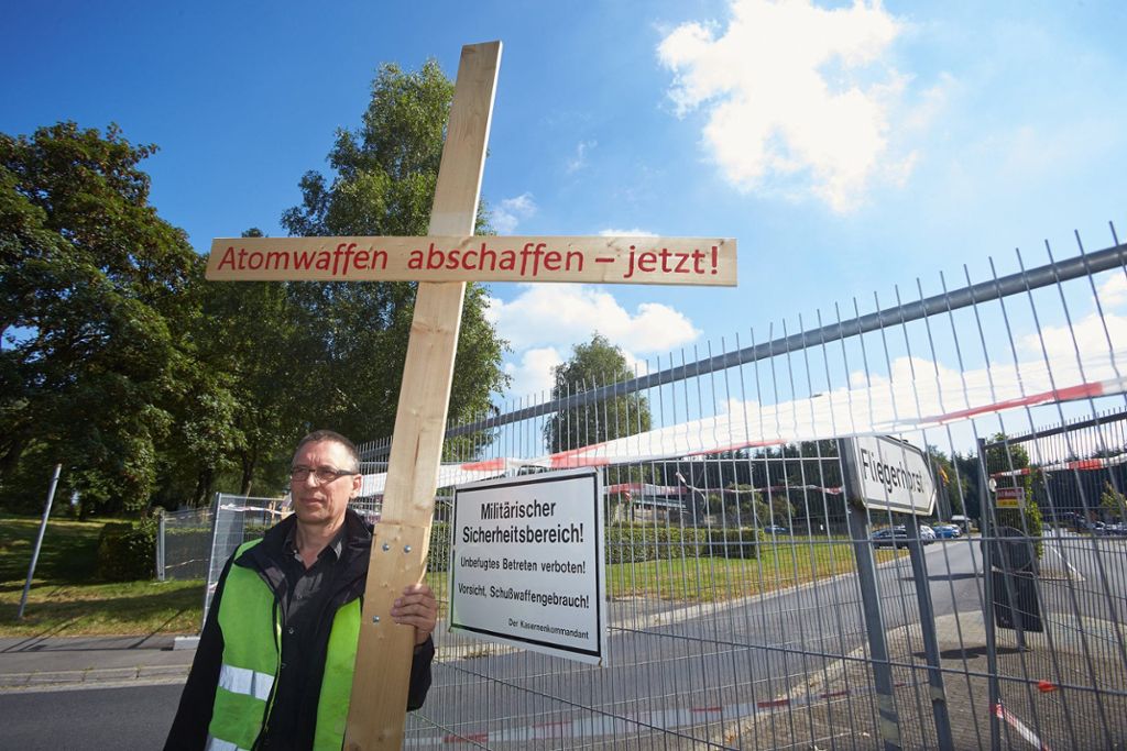 Pfarrer protestiert mit großem Kreuz gegen Atomwaffen