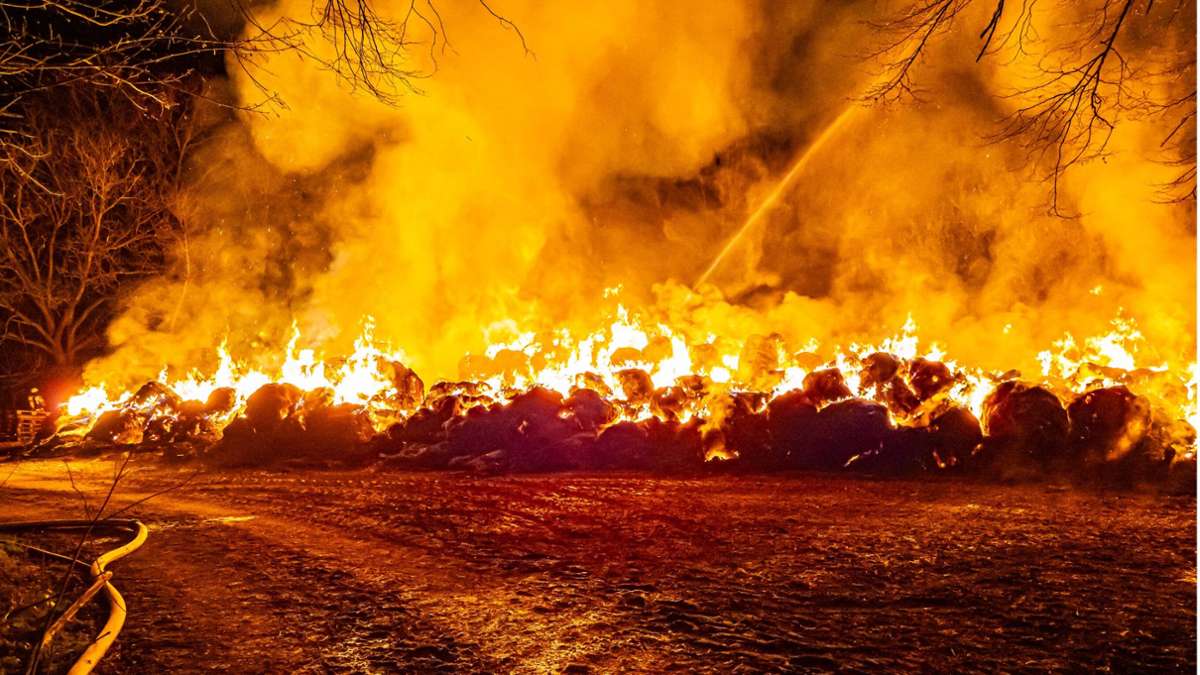 Feuer in Neckartenzlingen: Hunderte Strohballen brennen lichterloh