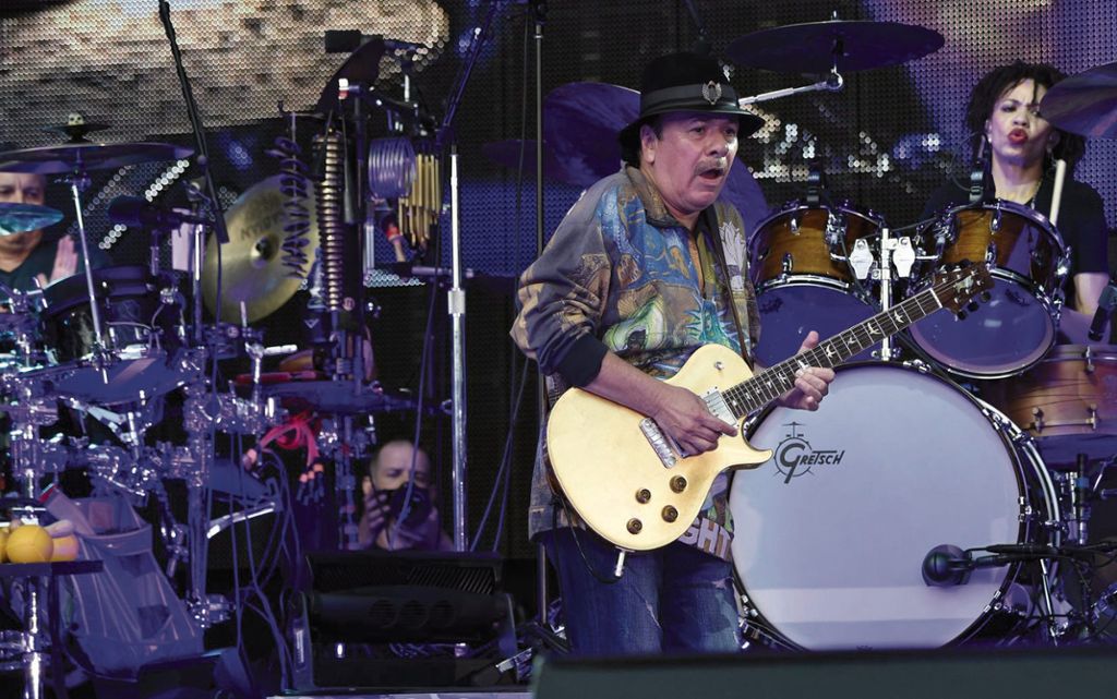 Latin-Rock-Legende Carlos Santana und seine exzellente Band bescheren mehr als 6000 Besuchern vor dem Neuen Schloss ein überwältigendes Konzert: Cha-Cha-Cha im Ehrenhof