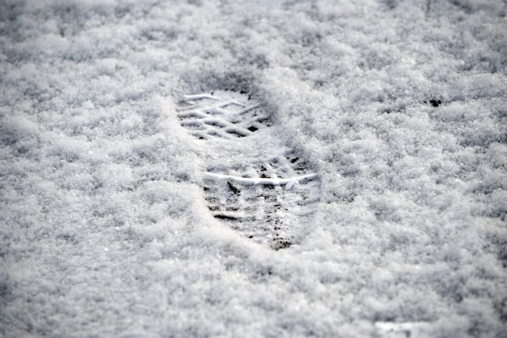 Fußspuren im Schnee überführen Einbrecher