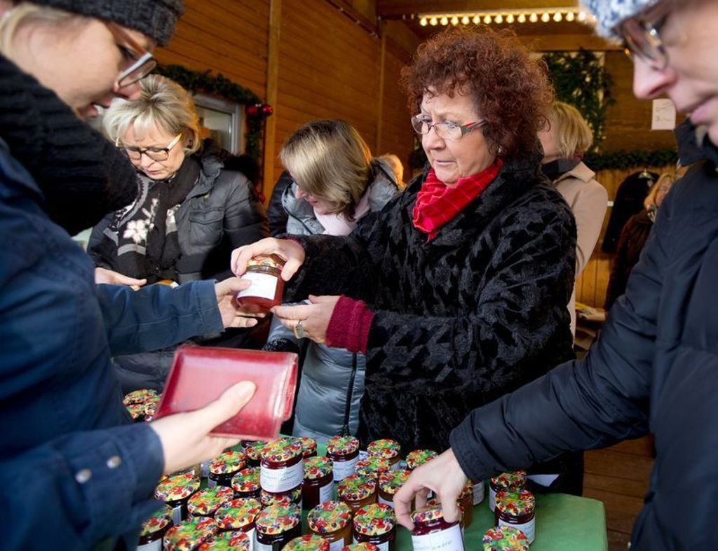 Gerlinde Kretschmann verkauft Gsälz auf dem Weihnachtsmarkt