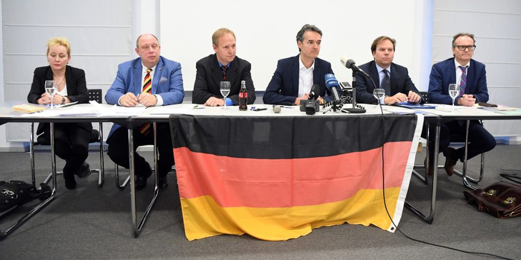 Abtrünnige werben in Schwetzingen für andere Asyl- und Finanzpolitik - Prominenz beschwört beim Parteitag in Sindelfingen die Einheit: Absetzbewegung bei der CDU