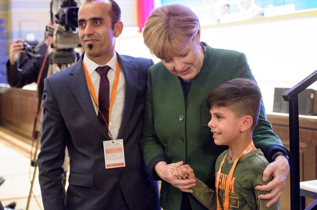 Rührender Auftritt in Heidelberg: Afghanischer Flüchtlingsjunge dankt Merkel