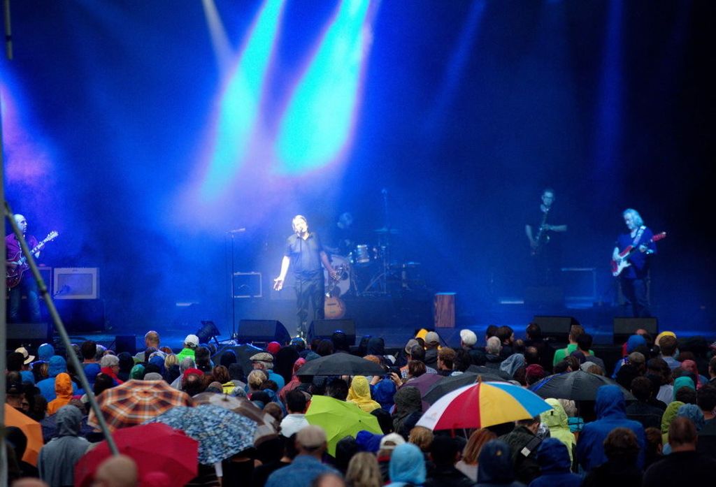 ESSLINGEN: Sven Regener und seine Band Element of Crime bieten einen brillanten Konzertabend im Regen: Unter der harten Schale stecken wahre Romantiker