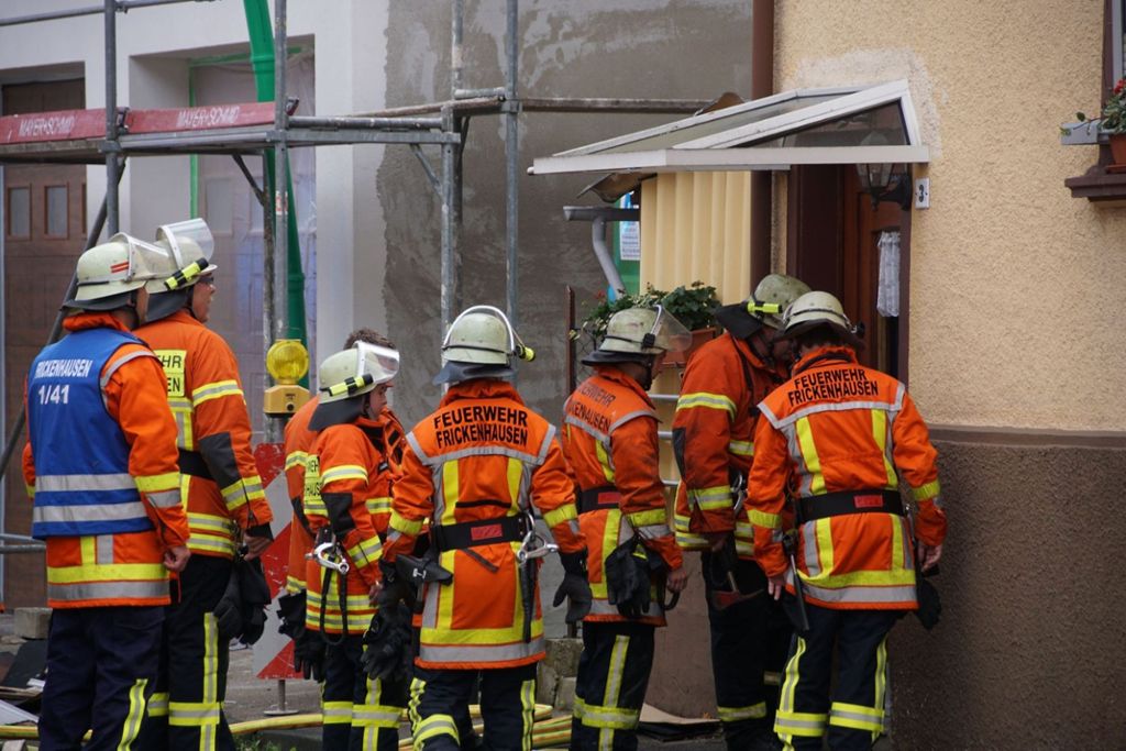 Ein Einfamilienhaus brannte am Sonntagmorgen vollkommen aus - Keine Verletzten: Brand in Frickenhausen - Gebäude unbewohnbar