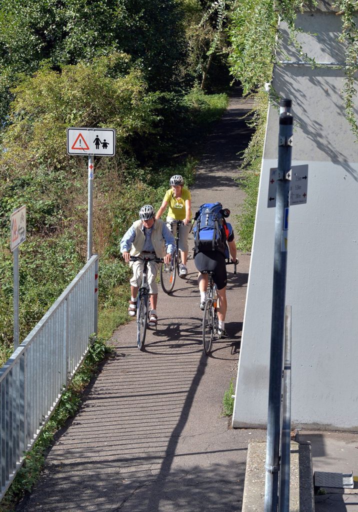 Kritiker fordern raschen Ausbau des Esslinger Neckaruferradweges: Gedämpfte Freude über Schlenker