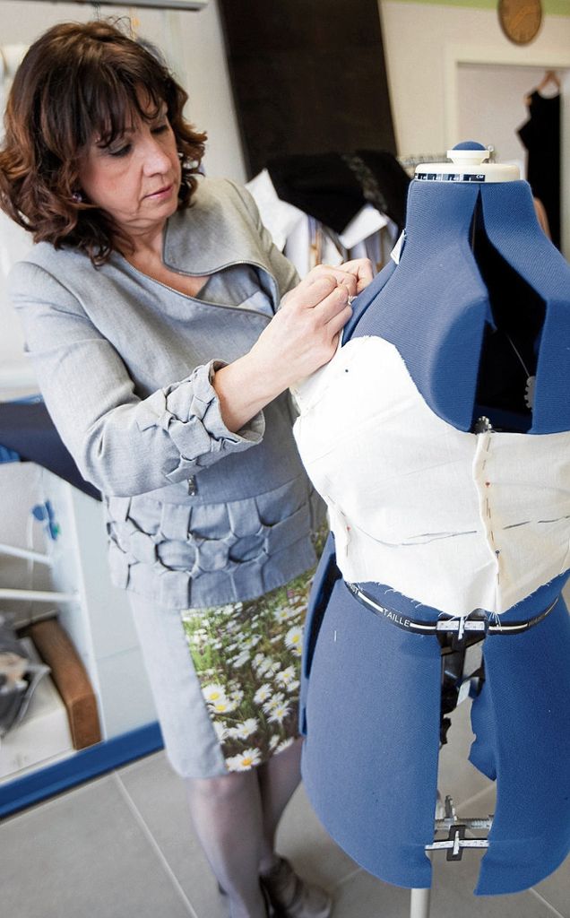Schneidermeisterin Birgit Brodbeck stellt sich nicht nur bei festlicher Mode besonderen Herausforderungen: Ein Brautkleid für den Rucksack