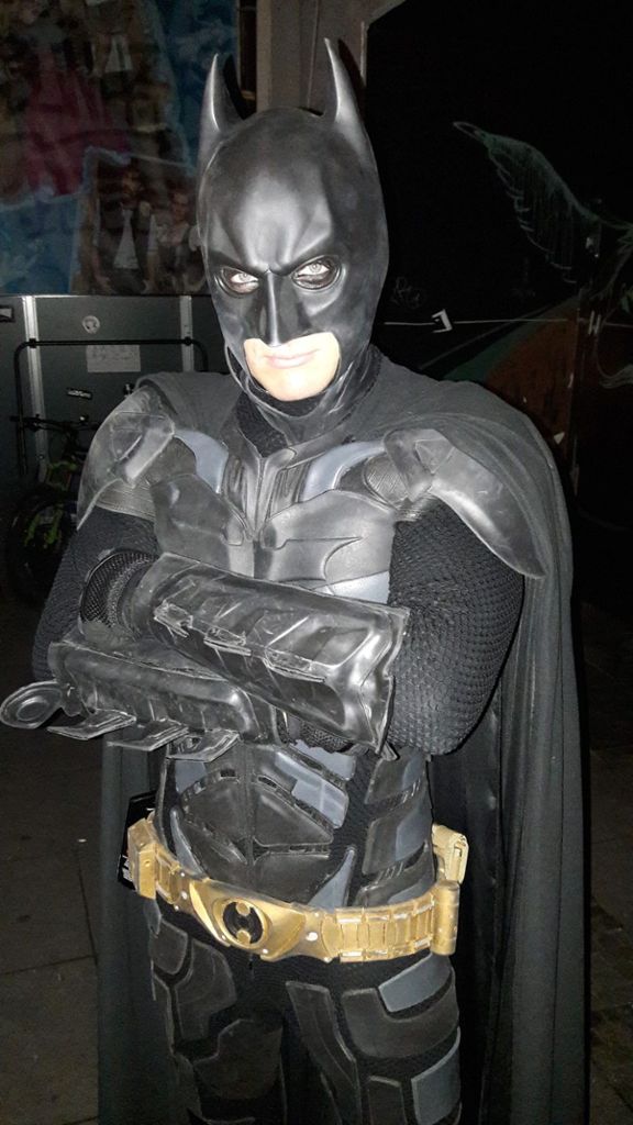 Ein Stuttgarter ist im Batman-Kostüm beliebtes Selfie-Motiv: Als Superheld durch die Nacht
