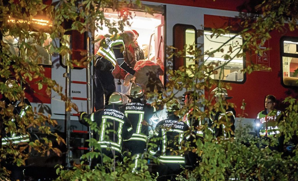 Wasen-Besucher sitzen auf Heimweg fest: Junger Mann von S-Bahn überrollt