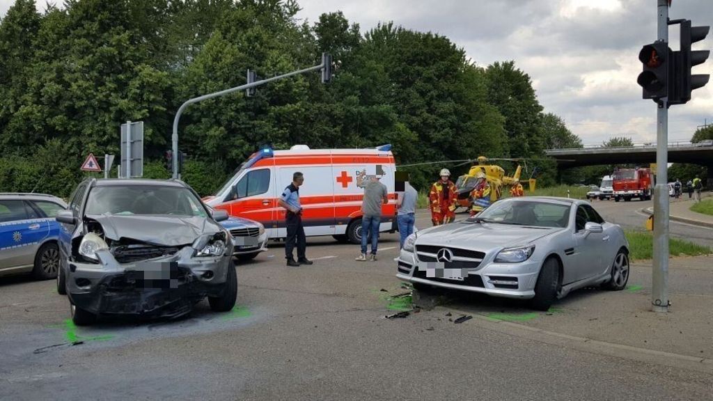 Autos stoßen auf Kreuzung zusammen: Schwerverletzte bei Unfall in Filderstadt