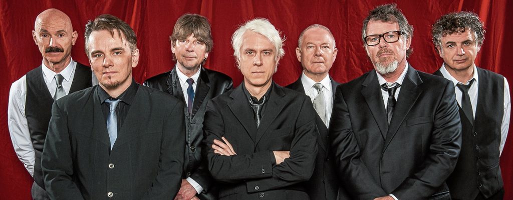 Die britische Prog-Rock-Legende King Crimson präsentiert einen Querschnitt durch das Werk der einflussreichen Band: Komplexe Blüten der Rockmusik