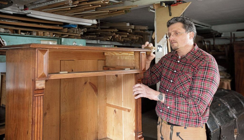 Den historischen Charakter eines Möbels wiederherzustellen, das hat sich der Esslinger Restaurator Joachim Blessing zur Aufgabe gemacht. In seiner Werkstatt in Aichwald-Schanbach widmet sich der gelernte Schreiner alten Truhen und Schränken, Stühlen und K: Oberflächen auf den Grund gehen