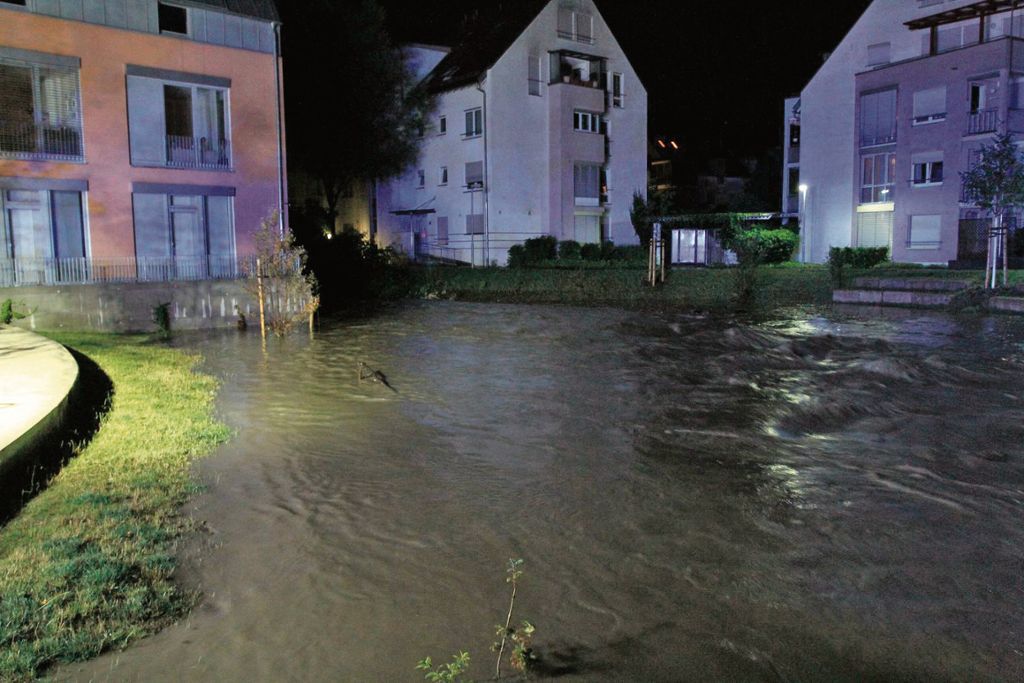 KREIS ESSLINGEN:  Vollgelaufene Keller und überschwemmte Straßen: Starker Regen fordert die Feuerwehr