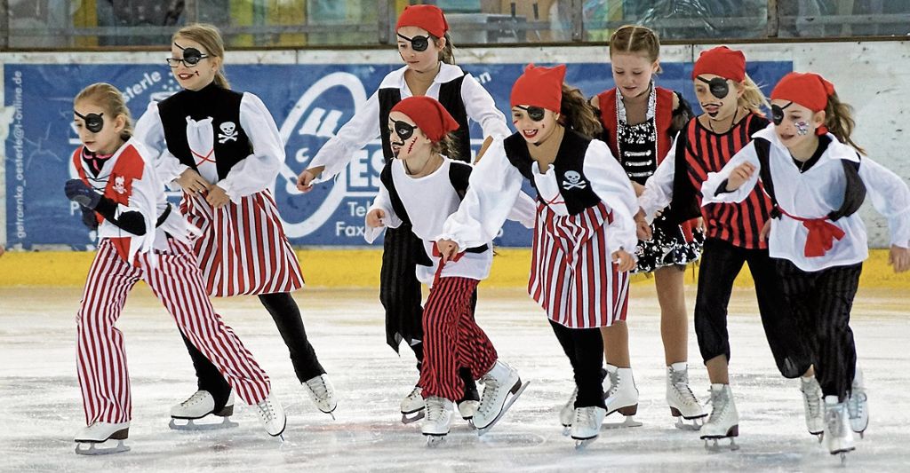 ESSLINGEN:  Mit dem Schaulaufen verabschieden sich Eiskunstläufer vom Winter: Peter Pan auf Kufen