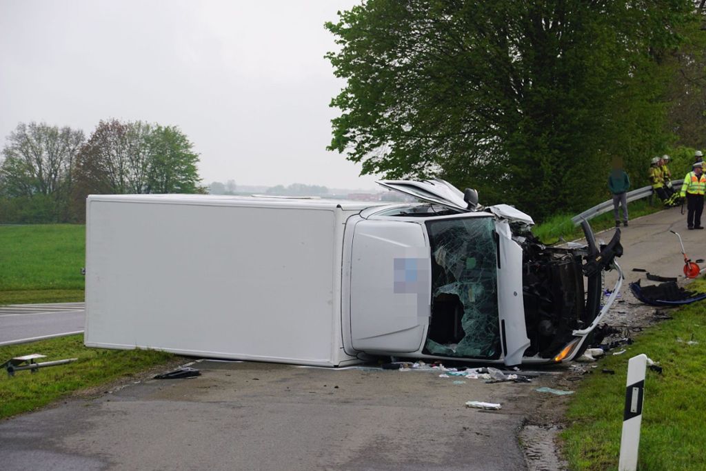Drei Verletzte bei Unfall in den Morgenstunden: Laster in Aichtal umgekippt