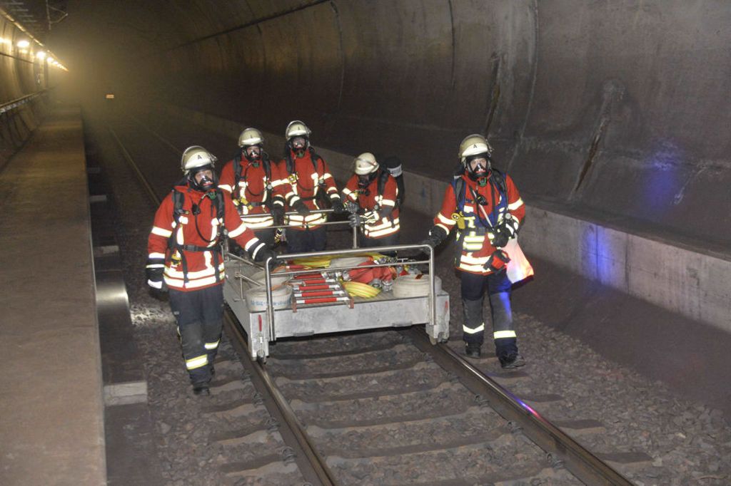 FILDERSTADT: 100 Feuerwehrleute üben in der S-Bahn-Röhre zwischen Bernhausen und Flughafen: Stoßtrupp-Taktik bewährt sich bei Brand im Tunnel