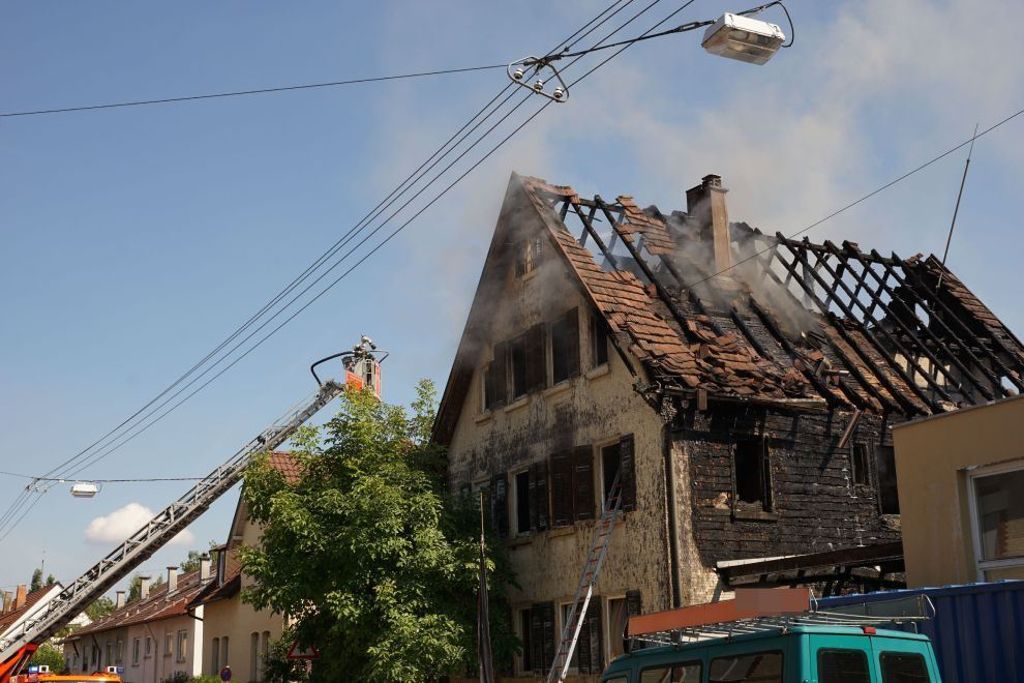 Sieben Anwohner können sich unverletzt retten: Wohnhaus in Möhringen in Brand geraten