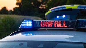 Unfall bei Filderstadt: 31-Jähriger überholt riskant – und landet im Graben