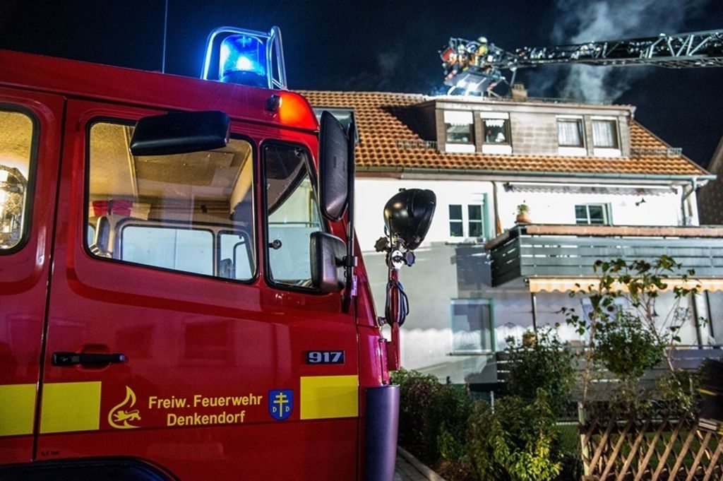 Dach in Denkendorf brennt ab
