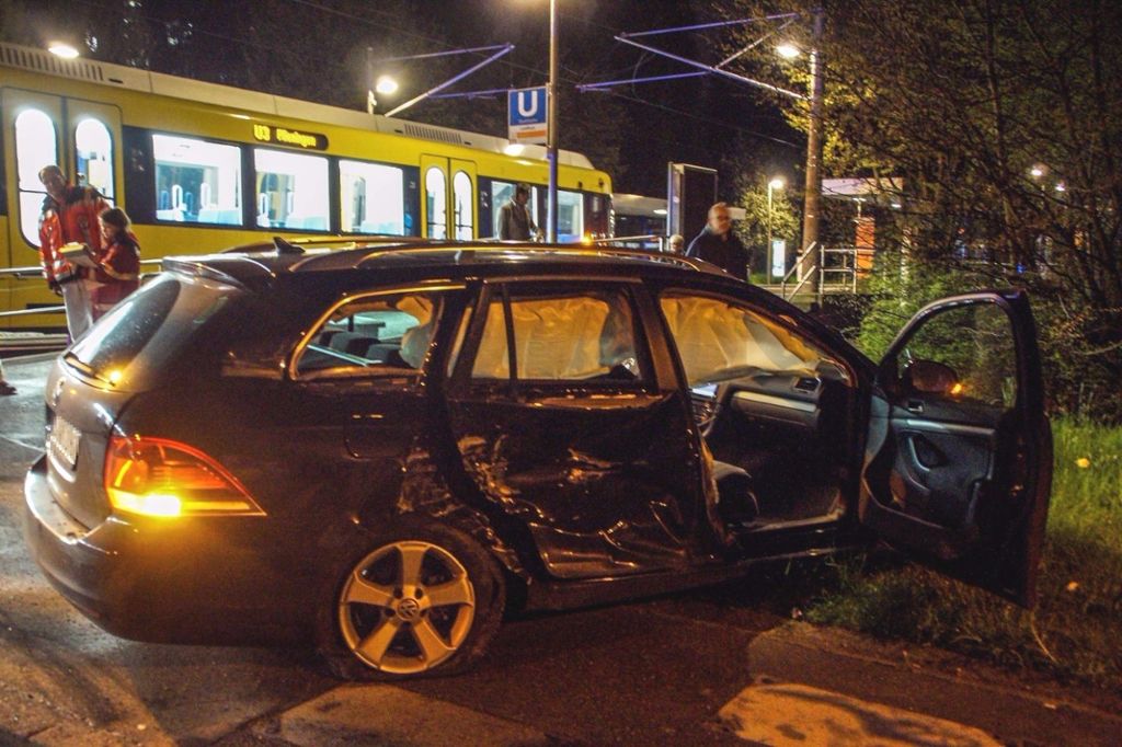 STUTTGART: Ein Auto übersah am späten Sonntag die Stadtbahn der Linie U3 und krachte in diese, als der Fahrer des VW die Gleise überqueren wollte. Beide Insassen des Pkw wurden leicht verletzt. : Auto kracht in Stadtbahn