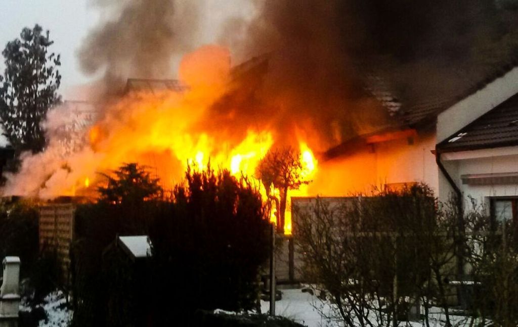 Großeinsatz der Feuerwehr in der Kirchheimer Westerbachstraße: Schuppenbrand greift auf Wohnhaus über