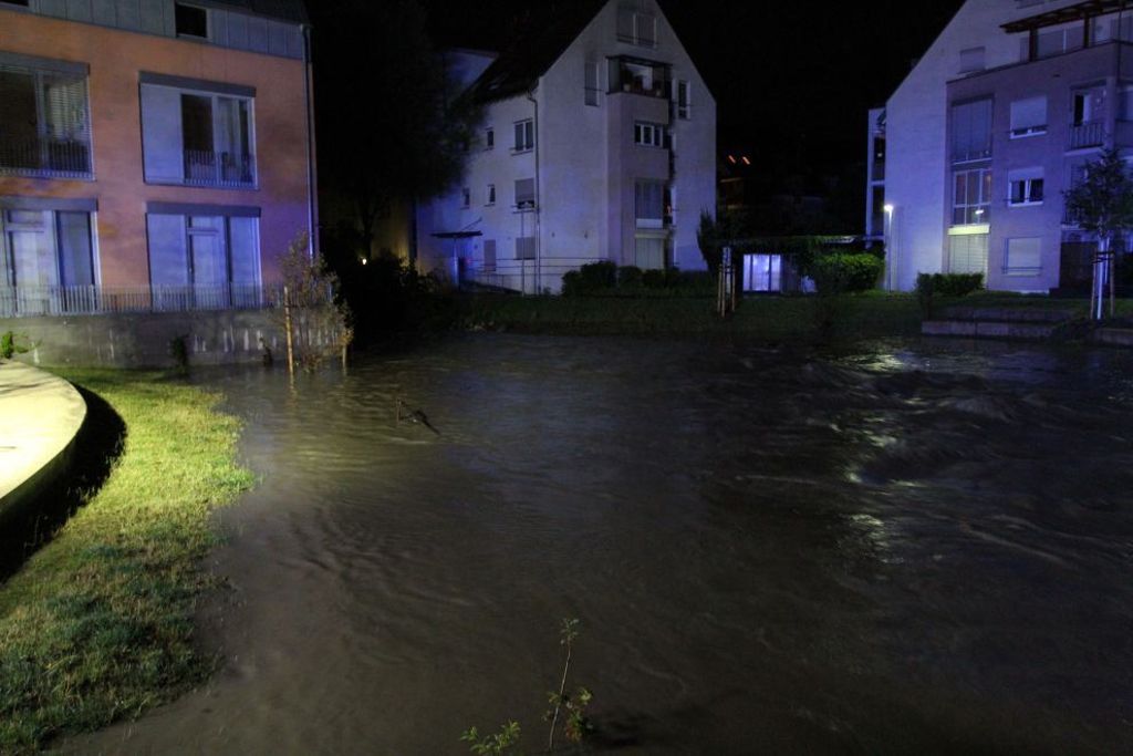 Vollgelaufene Keller und überschwemmte Straßen im Kreis: Starker Regen fordert die Feuerwehr
