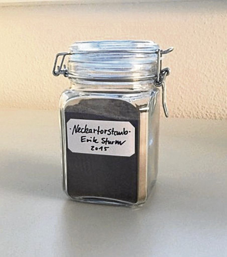Ein Einweckglas mit Schadstoffpartikeln vom Neckartor gehört jetzt zur Sammlung des Stadtmuseums: Der Feinstaub ist museumsreif