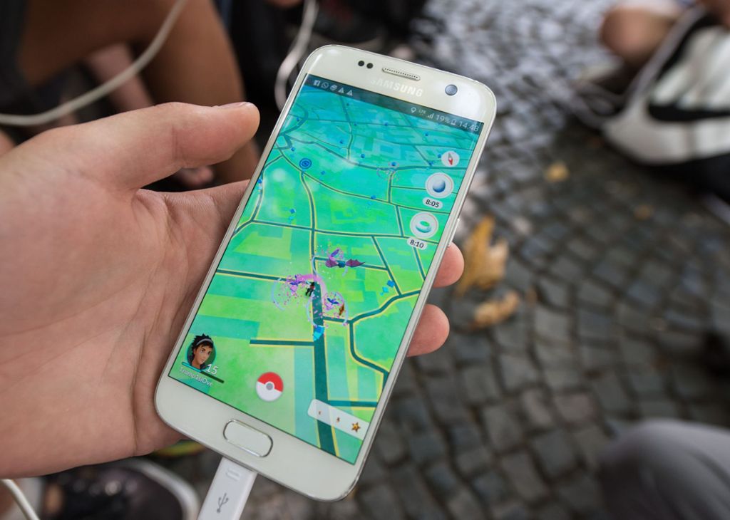 Pokémon-Go auf dem Handy verleitet Spieler zu ungewöhnlichen Aktionen. Die Städte im Südwesten können darüber einige Geschichten erzählen.: Pokémon-Jagd: Smartphone-Spieler vergessen die Realität 
